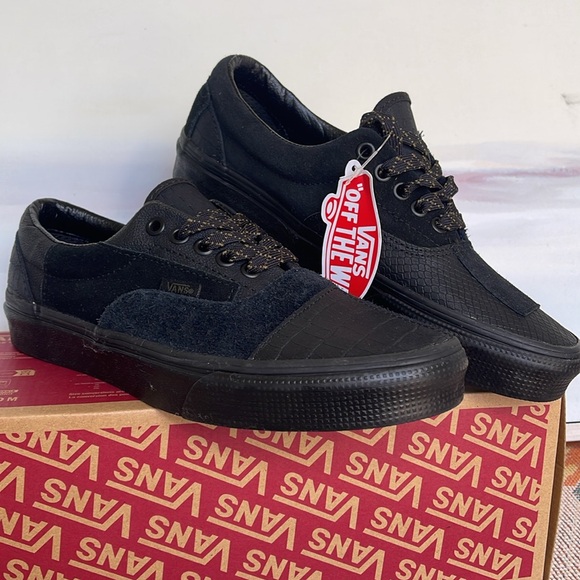 Vans WMNS Era Patchwork
Mono Patchwork Blackout
VN0A4BVU10J
Sneakers - Picture 5 of 16